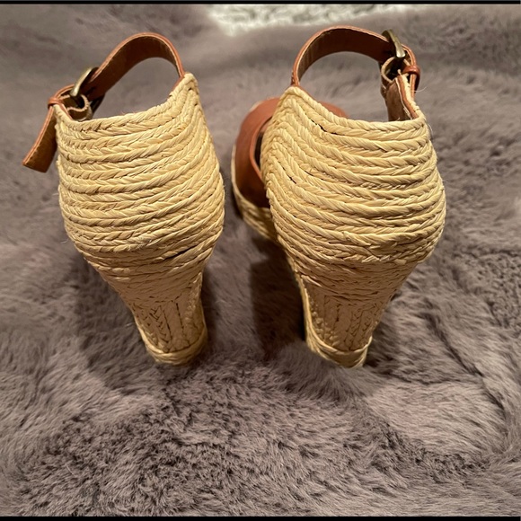 Size 7 gorgeous wicker and cognac coloured wedges. - Picture 2 of 4